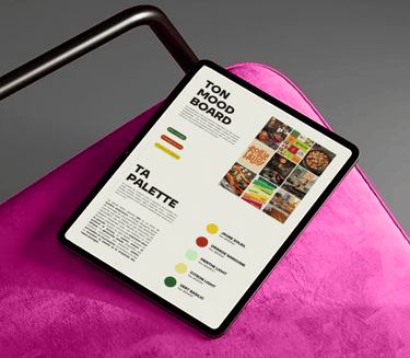 IPad présentant les pages "Ton Moodboard" et "Ta Palette" du Brand Starter