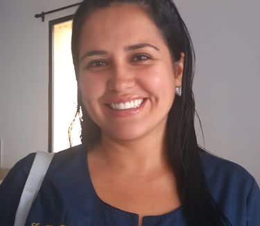 psicologa profesional sonriendo con su ropa de trabajo