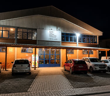 Fachada do Centro Poliesportivo Aviva à noite em Caxias do Sul