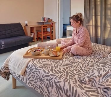Petit-déjeuner gourmand servi au lit dans la chambre confortable du Gîte Bricabroc au Lude