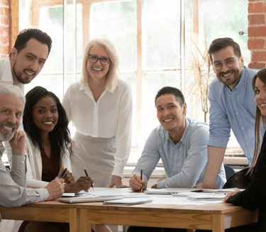 Equipe multigeracional colaborando em reuniĂŁo no trabalho