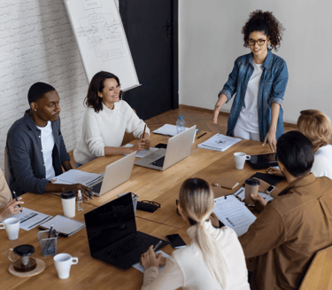 Jovem líder aplicando escuta ativa com equipe no ambiente de trabalho