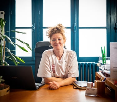Photo couleur d'une femme médecin assise à un bureau avec un ordinateur portable
