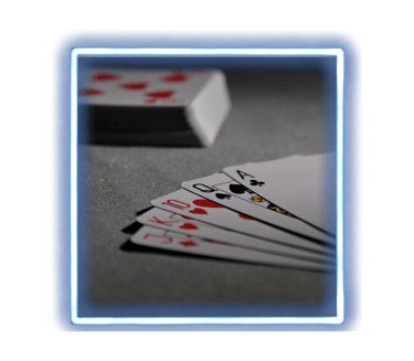 Uma mão forte de cartas de pôquer com um Ás e uma Dama dentro de uma moldura quadrada de neon azul