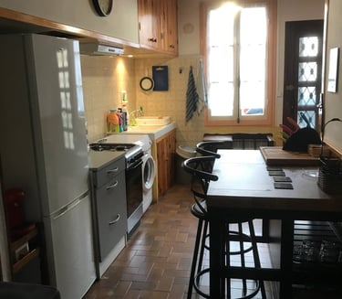 Fully equipped kitchen with breakfast area in Quillan holiday home