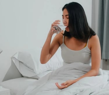 Beber água ao acordar para reidratar o corpo