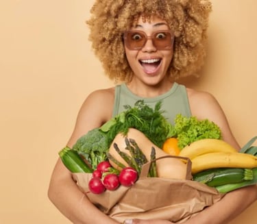Mulher sorridente segurando alimentos saudáveis, representando hábitos saudáveis e bem-estar
