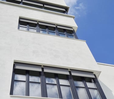 Immeuble blanc avec façade propre après entretien