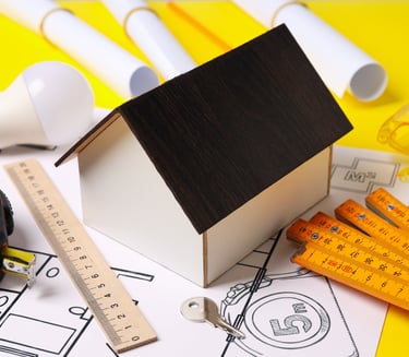 photo d'une maquette de masion avec une toiture noire, pour déterminer le libéllé couverture