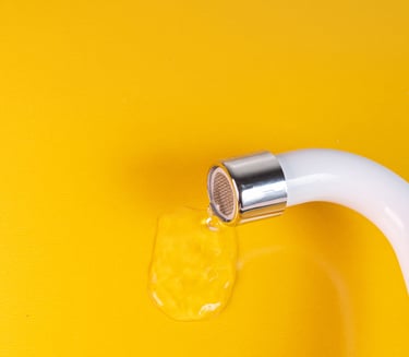 robinet blanc qui fuit sur fond jaune