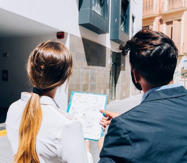 Corretor e cliente em avaliação guiada de imóvel.