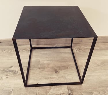 Petite table d'appoint carré en acier bruni
