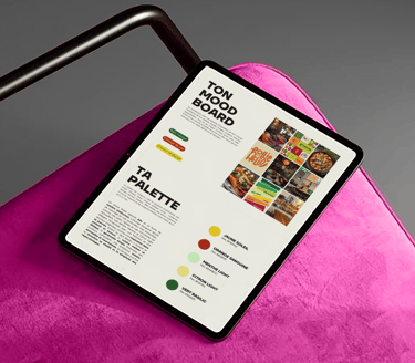 IPad présentant les pages "Ton Moodboard" et "Ta Palette" du Brand Starter