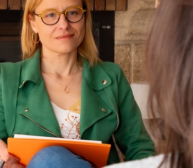 Lydie Tailland en séance d'accompagnement psycho émotionnel dans son cabinet à Troyes