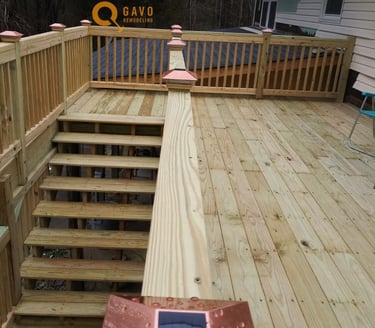 Deck 2 pisos con vista a piscina en patio trasero, ideal para propiedades de inversión en Gastonia