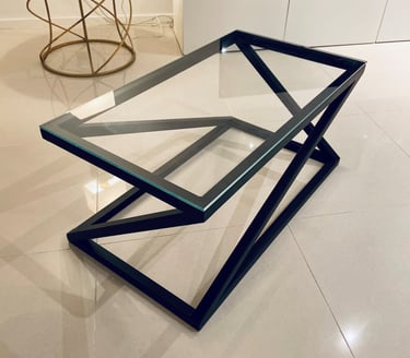 Table basse noire métal industriel sur mesure avec plateau verre
