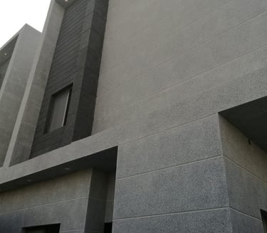 منزل اسود اللون من الخارج بالمدينة المنورة