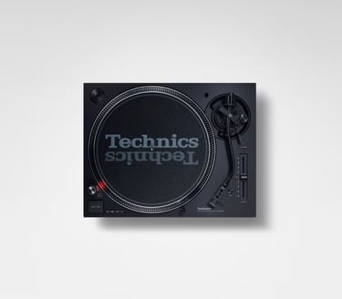 Vista superior del tocadiscos Technics SL-1210MK7 con plato y controles para DJ