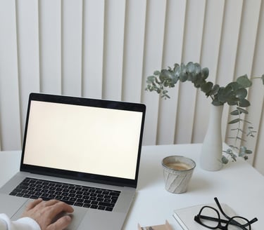 Notebook sobre a mesa em uma reunião de consultoria