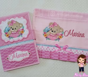 Kit personalizado contendo porta caderneta de vacinação e toalhinha personalizada - Art by Simone