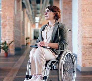 Personne en situation de handicap détendue après une séance d'ostéopathie proche de Cadillac