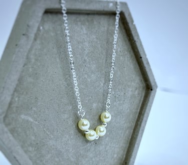 Colar em prata 925 com detalhes em imitação de 4 perolas