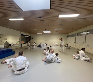 Ouder en kind judo onder leiding van sensei Patrick de Ridder