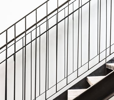 escalier moderne avec rambarde en métal