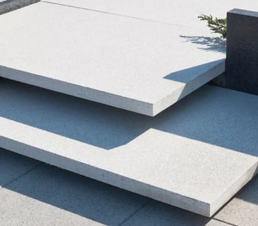 Betoninės modernios kabančios laiptų plokštės