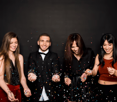 Jovens formandos comemorando com confetes, simbolizando a festa de formatura de alto nível organizada pelo Vanderlei Buffet e