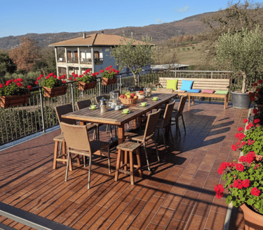 Terrazza panoramica della guest house nella Valle Reatina, spazio all’aperto per colazioni e cene con vista