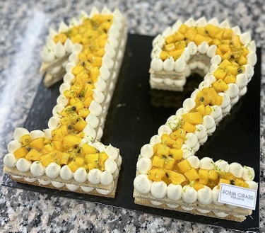 Un gâteau d'anniversaire à la mangue en forme de chiffres représentant douze ans