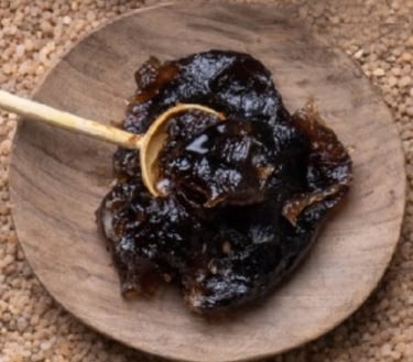 Savon noir marocain (Beldi) prêt à l'emploi dans une coupelle en bois