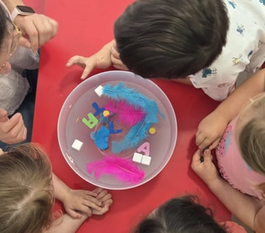 enfants qui jouent avec des objets qui flottent dans un saladier