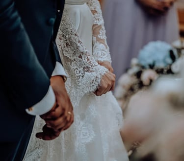 mani degli sposi durante la cerimonia