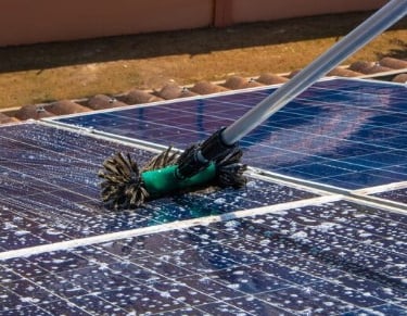 Brosse nettoyante sur panneau solaire