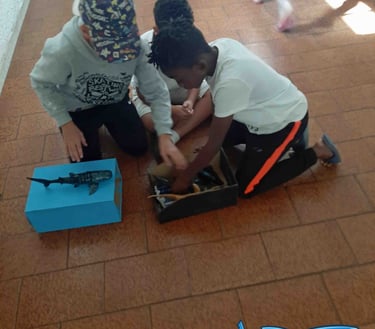 3 enfants de quartiers avec la boite à requins pendant colo apprenante