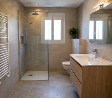 Travaux de rénovation de salle de bain incluant la pose de douche, carrelage, plomberie et équipemen