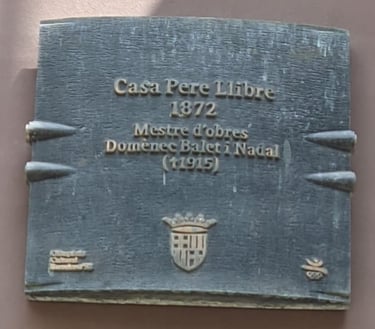 Placa histórica para la Casa Pere Llibre de Barcelona, ​​diseñada por Domènec Balet i Nadal.