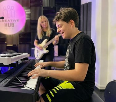 Bambino Adolescente a Lezione di Gruppo di Pianoforte e Tastiere Moderne