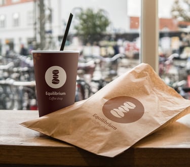 Equilibrium Coffee Shop cup et sac kraft avec le logo