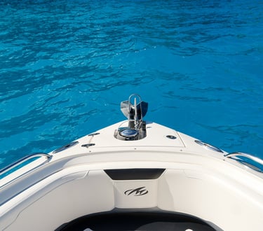 Bootsspitze im tÜrksfarbenen wasser vor der KÜste von Mallorca