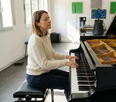 Allieva in Sala Prove Prenotabile con Pianoforte e Tastiere Professionali