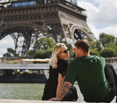 A Paris face à la tour Eiffel, deux amoureux sont assis sur les bords de Seine