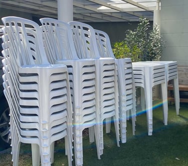 Locação de mesas e cadeiras plásticas para reuniões de condomínio, festas e eventos empresariais