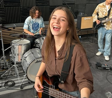 Giovane bassista durante la formazione musicale