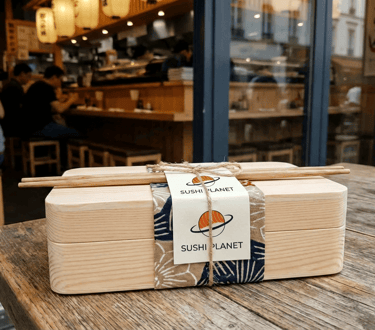 Sushi Planet box en bois pour sushis avec baguette et logo