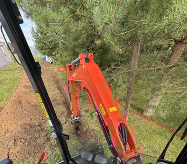 zemes kasimo darbai, kasama transeja, elektros ivadui, klojamas kabelys, uzpilama smeliu ir juosta