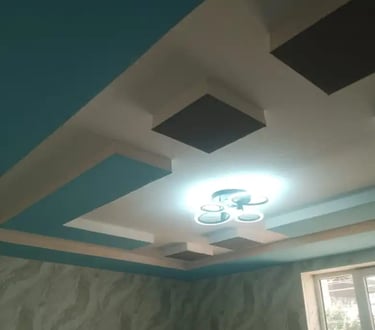 Spušteni plafon s više elemenata