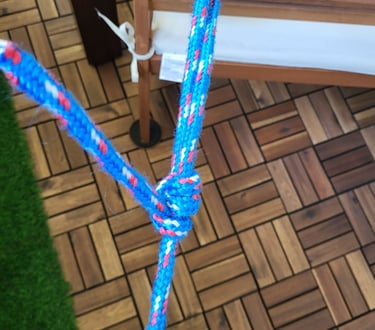 tautline hitch in blue rope